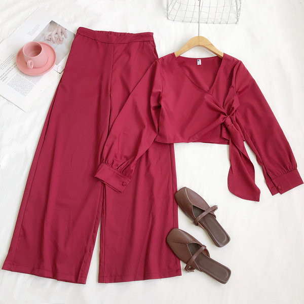 Moderan ženski komplet sa kravatama