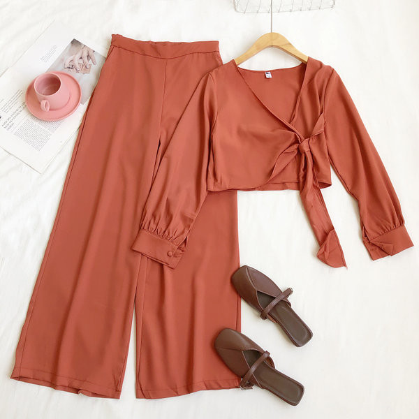 Moderan ženski komplet sa kravatama