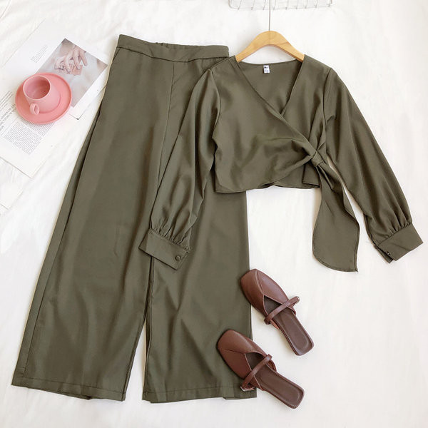 Moderan ženski komplet sa kravatama