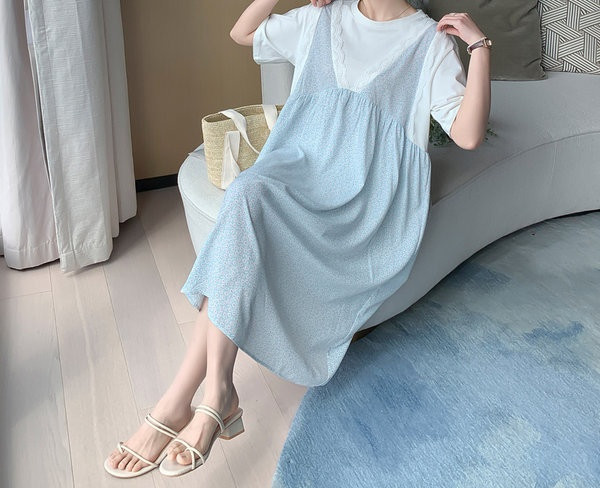 Moderna ženska haljina širokog jednobojnog modela za trudnice