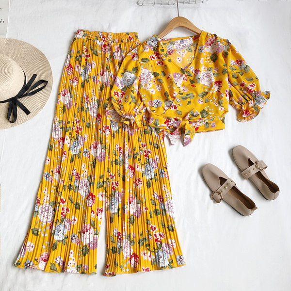 Novi model ženskog kompleta iz dva dijela sa cvjetnim motivima