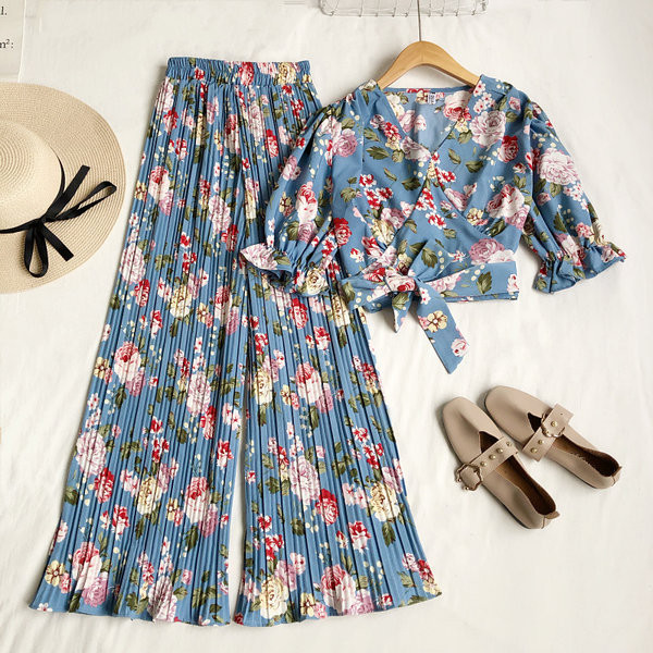 Novi model ženskog kompleta iz dva dijela sa cvjetnim motivima