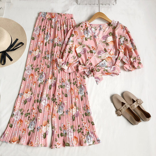 Novi model ženskog kompleta iz dva dijela sa cvjetnim motivima