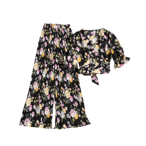 Novi model ženskog kompleta iz dva dijela sa cvjetnim motivima