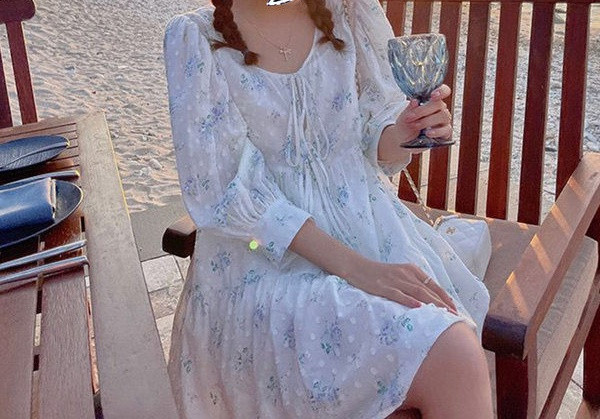 Moderna haljina s cvjetnim uzorkom za trudnice