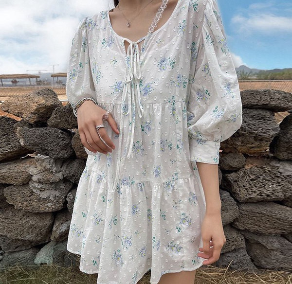 Moderna haljina s cvjetnim uzorkom za trudnice