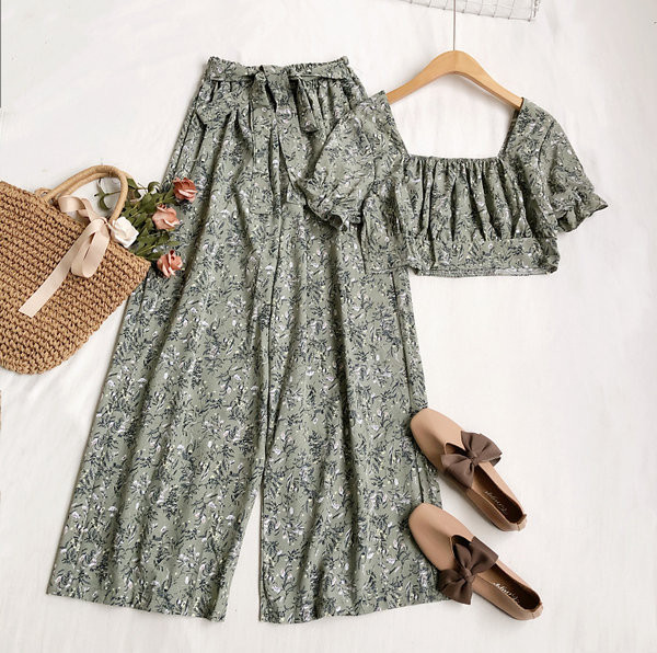 Ženski komplet iz dva dijela sa cvjetnim motivima