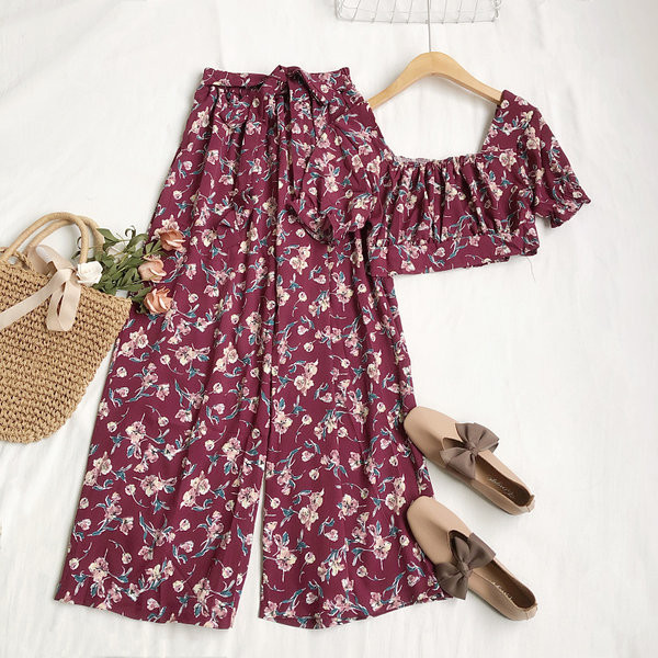 Ženski komplet iz dva dijela sa cvjetnim motivima