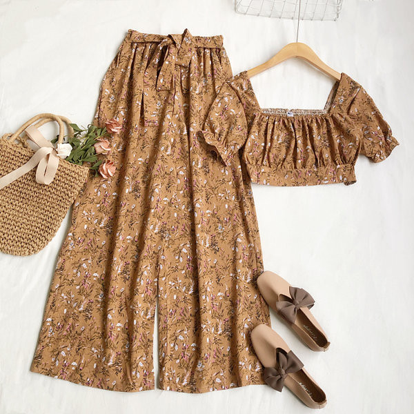 Ženski komplet iz dva dijela sa cvjetnim motivima