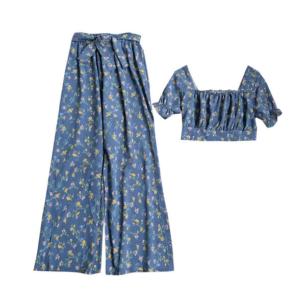 Ženski komplet iz dva dijela sa cvjetnim motivima