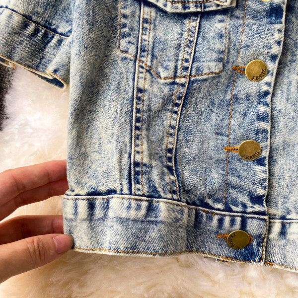 Ženski traper set u plavoj boji s gumbima