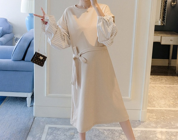 Elegantna ženska haljina s prugastim rukavima za trudnice