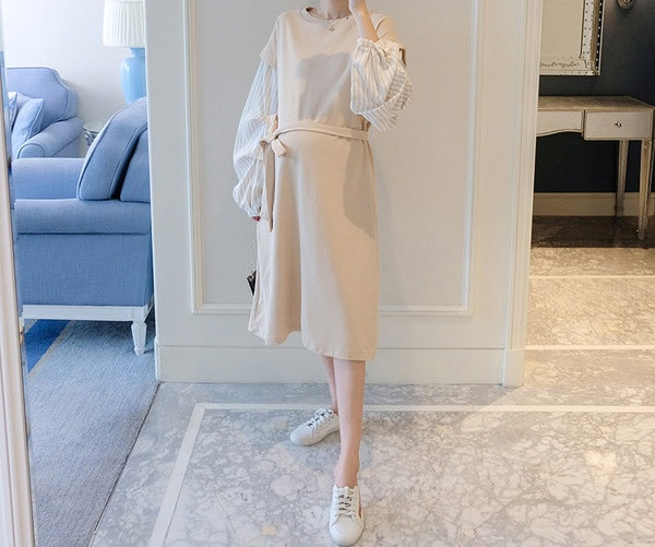 Elegantna ženska haljina s prugastim rukavima za trudnice