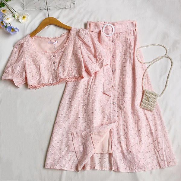 Moderan ženski komplet s gumbima i remenom