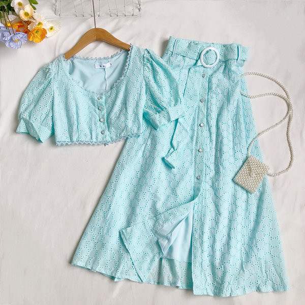 Moderan ženski komplet s gumbima i remenom