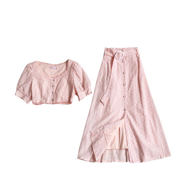 Moderan ženski komplet s gumbima i remenom