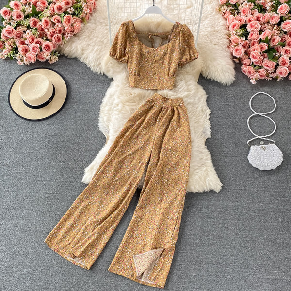 Elegantan dvodijelni komplet s prorezima i kratkim rukavima