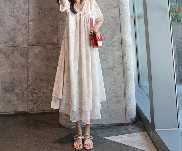 Moderna haljina ženskog kroja s cvjetnim uzorkom za trudnice