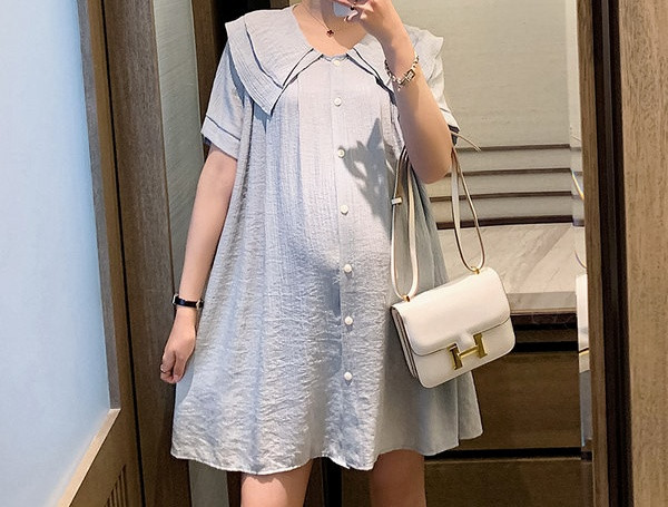 Moderna ženska kratka haljina s gumbima za trudnice