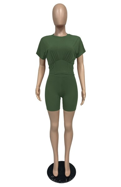 Običan model ženskog kompleta sa kratkim hlačicama - pogodan za ljeto