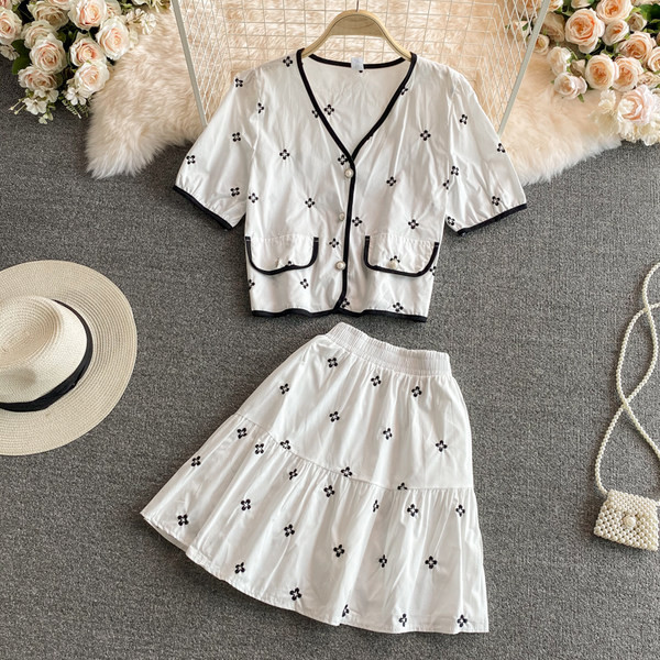 Ženski svakodnevni set sa vezom u tri boje