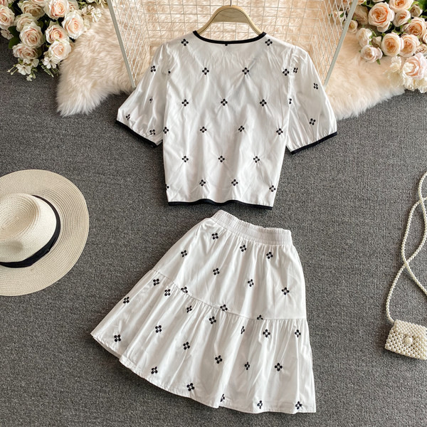 Ženski svakodnevni set sa vezom u tri boje