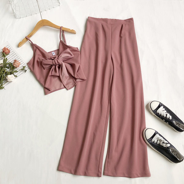 Aktualan ženski komplet iz dva dijela - majica bez rukava i hlače