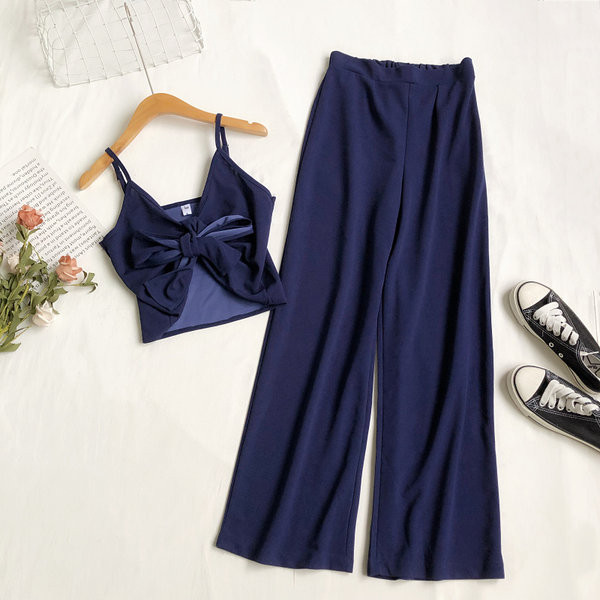 Aktualan ženski komplet iz dva dijela - majica bez rukava i hlače