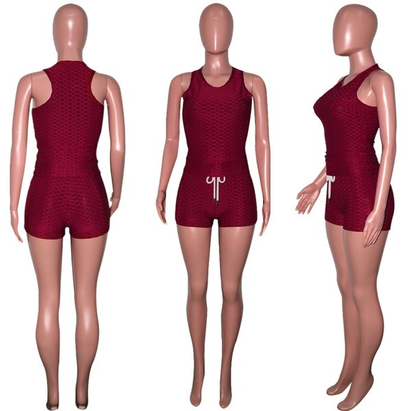 Moderan ženski sportski i casual set s majicom bez rukava i kratkim hlačama