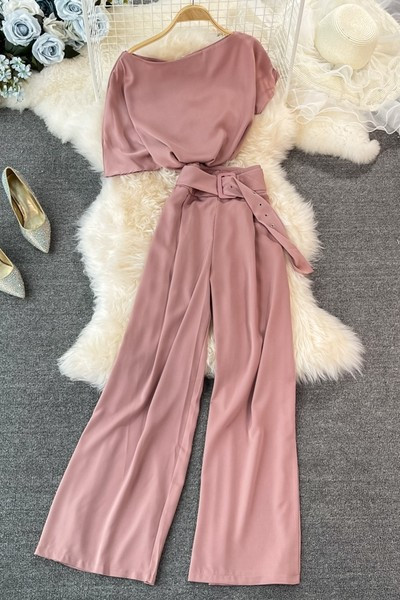 Novi model ženskog kompleta sa remenom i visokim strukom