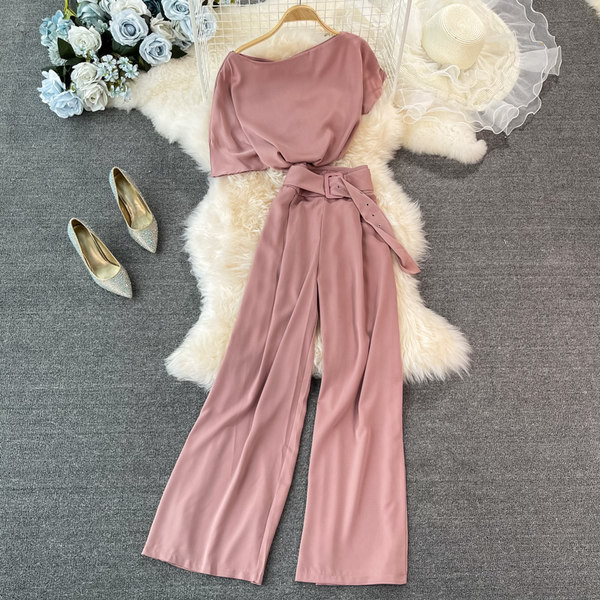 Novi model ženskog kompleta sa remenom i visokim strukom