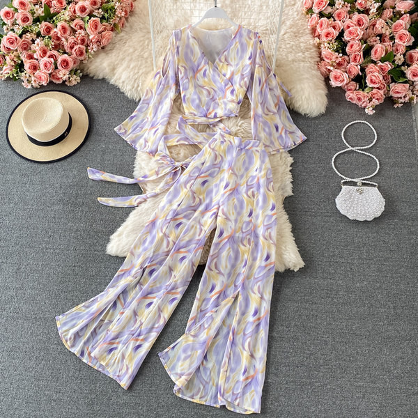 Ženski komplet s vezicama i uzorkom u boji