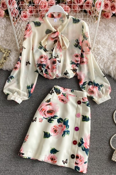 Moderan ženski komplet s cvjetnim uzorkom u bijeloj boji