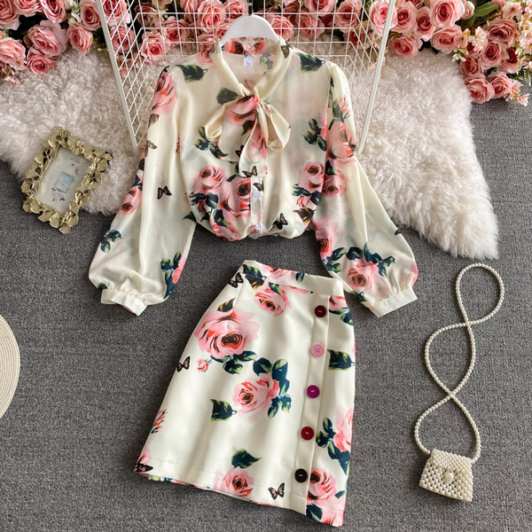 Moderan ženski komplet s cvjetnim uzorkom u bijeloj boji