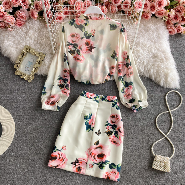 Moderan ženski komplet s cvjetnim uzorkom u bijeloj boji