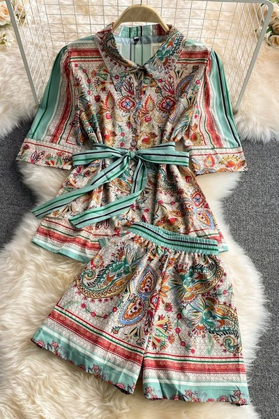 Novi model ženskog kompleta sa uzorkom u boji