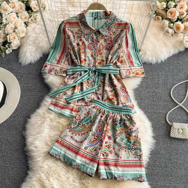 Novi model ženskog kompleta sa uzorkom u boji