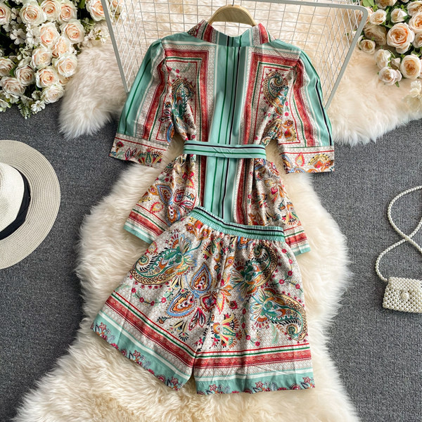 Novi model ženskog kompleta sa uzorkom u boji