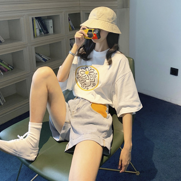 Ležeran ženski komplet kratkih traperica i majice