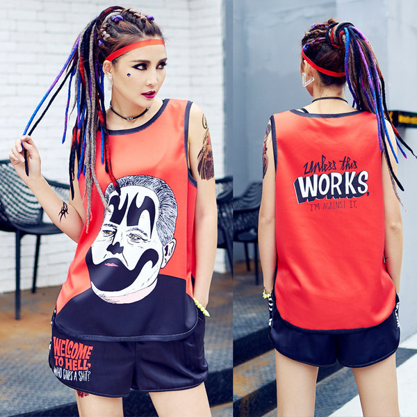 Novi model ženskog kompleta sa aplikacijom u boji