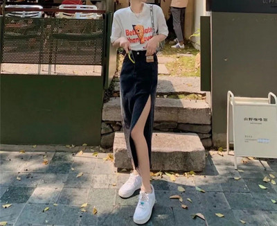 Μοντέρνο γυναικείο σετ - μπλουζάκι και μακριά φούστα