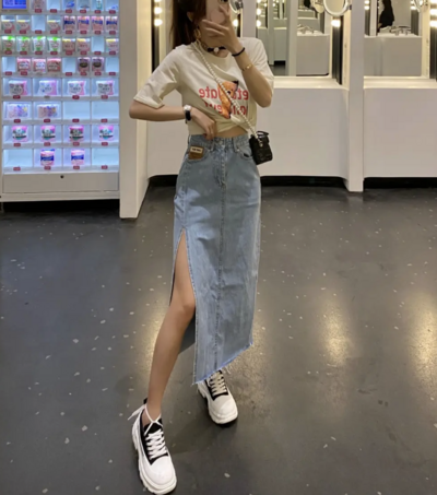 Μοντέρνο γυναικείο σετ - μπλουζάκι και μακριά φούστα