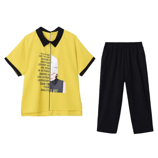 Κομψό γυναικείο σετ  με επιγραφές και κλασικό κολάρο