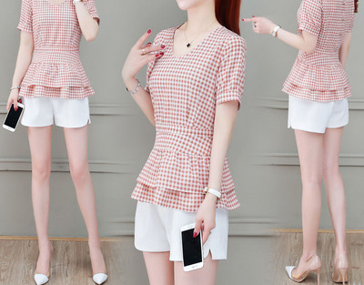 Μοντέρνα γυναικεία σετ από δύο μέρη-μπλούζα και σορτς