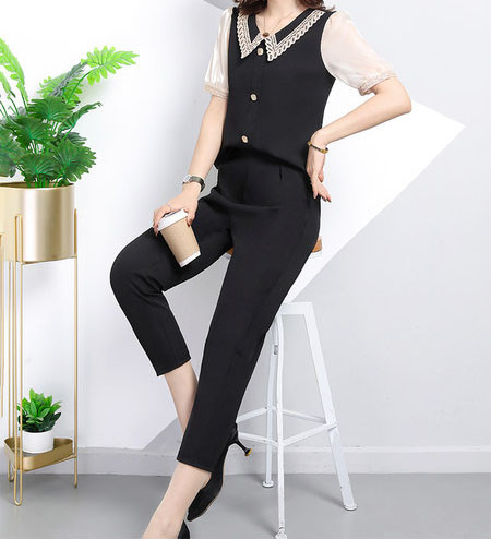 Sieviešu komplekts no divām daļām ar pogām