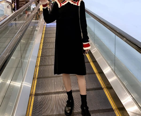 Ženska haljina za trudnice s dugim rukavima ravnog modela