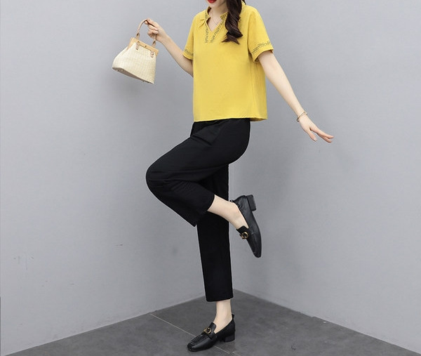 Ženski moderan komplet iz dva dijela sa vezom