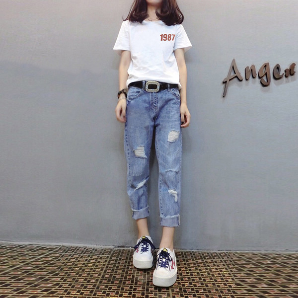 Moderan ženski komplet traperica i majice