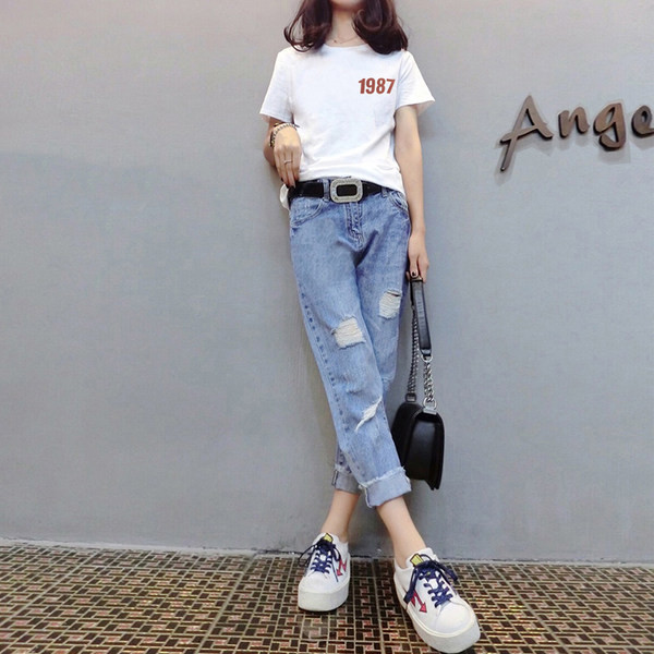 Moderan ženski komplet traperica i majice