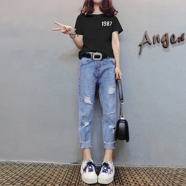 Moderan ženski komplet traperica i majice